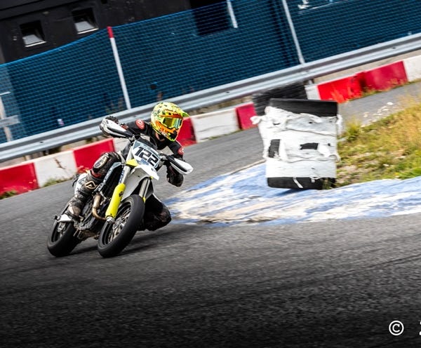 Camp d'été motos sur le circuit d'Andorre en juillet et août