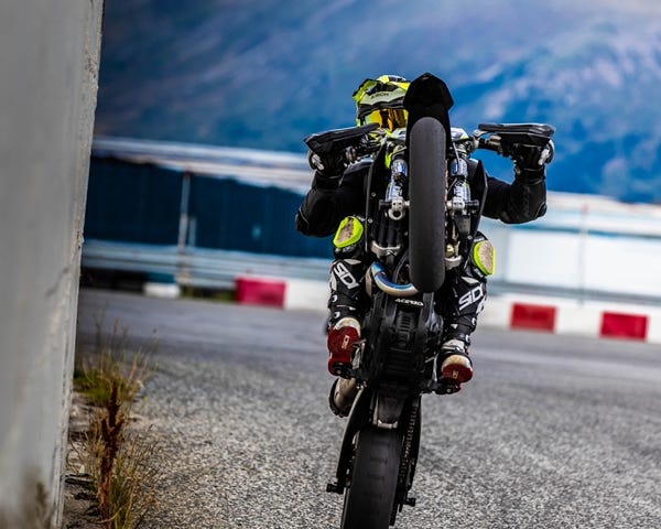 Camp d'été motos sur le circuit d'Andorre en juillet et août