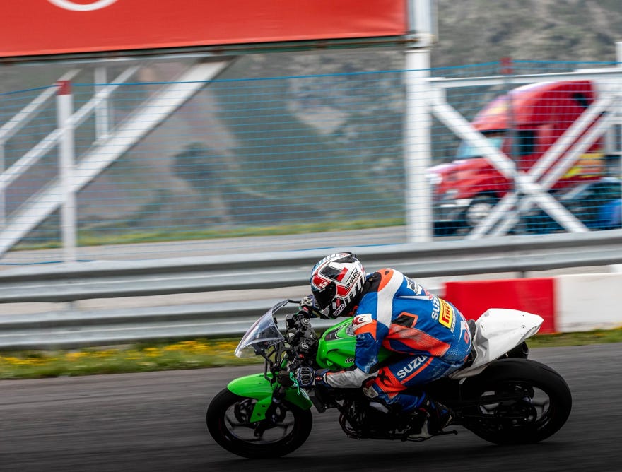 Camp d'été motos sur le circuit d'Andorre en juillet et août