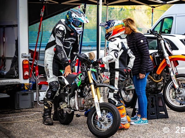 Camp d'été motos sur le circuit d'Andorre en juillet et août