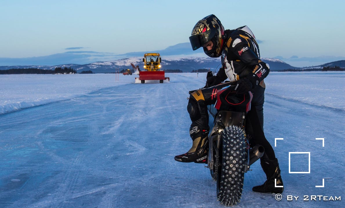 2RTeam réponds à vos attentes en vous fournissants vos maxi clous pour pneus moto afin de rouler sur glace.