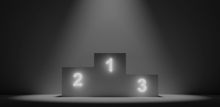 Podium éclairé avec trois marches numérotées 1, 2 et 3.
